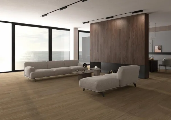 Espacio de la casa con azulejos efecto madera en tonos cálidos, colección Dover de TAU ceràmica