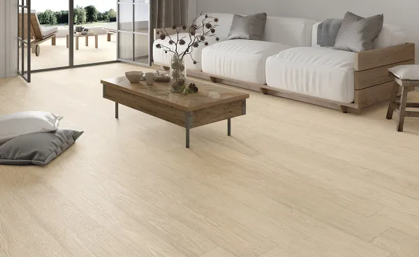 Espacio de la casa con azulejos efecto madera en tonos cálidos, colección Essence de Peronda