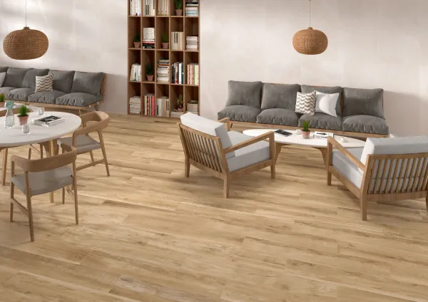 Espacio de la casa con azulejos efecto madera en tonos cálidos, colección Eternal de TAU ceràmica