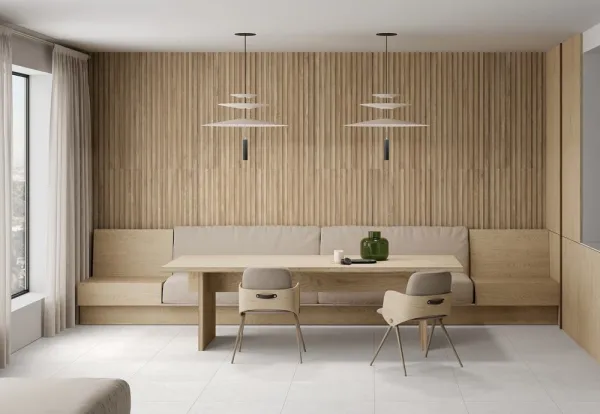Espacio de la casa con azulejos efecto madera en tonos cálidos, colección Eternal de TAU ceràmica
