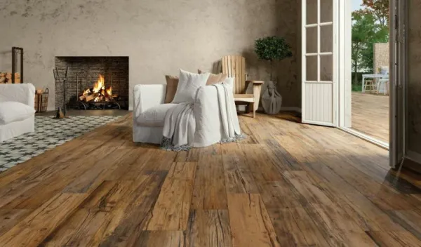 Espacio de la casa con azulejos efecto madera en tonos cálidos, colección Fs wild de Peronda