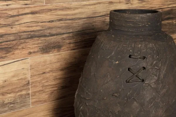 Espacio de la casa con azulejos efecto madera en tonos cálidos, colección Fs wild de Peronda