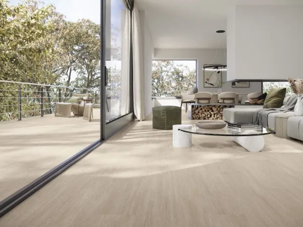 Espacio de la casa con azulejos efecto madera en tonos cálidos, colección Gaia de Colorker