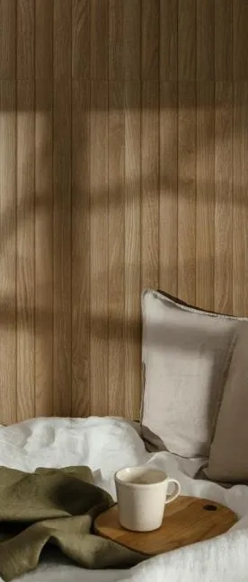 Espacio de la casa con azulejos efecto madera en tonos cálidos, colección Granier de Peronda