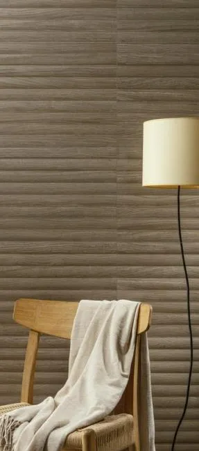 Espacio de la casa con azulejos efecto madera en tonos cálidos, colección Granier de Peronda