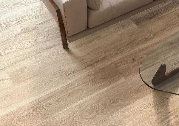 Espacio de la casa con azulejos efecto madera en tonos cálidos, colección Grow de Museum