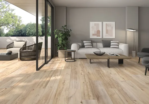 Espacio de la casa con azulejos efecto madera en tonos cálidos, colección Hamilton de Colorker