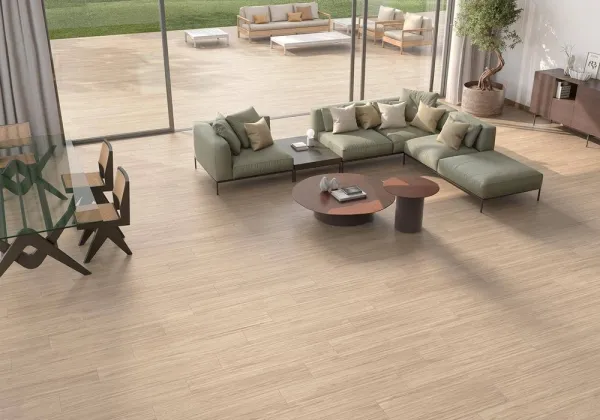 Espacio de la casa con azulejos efecto madera en tonos cálidos, colección Hills de Colorker