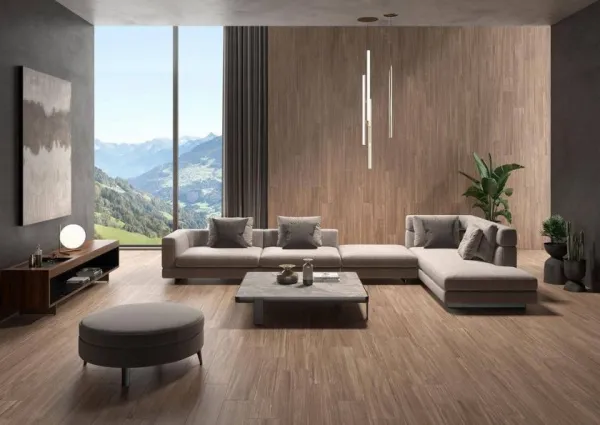Espacio de la casa con azulejos efecto madera en tonos cálidos, colección Hills de Colorker