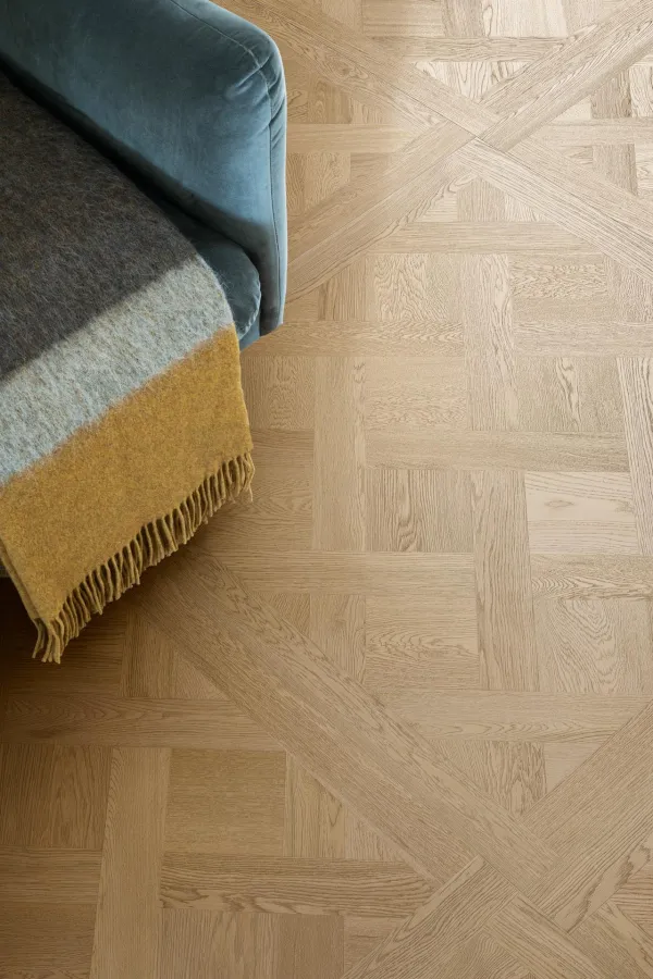 Espacio de la casa con azulejos efecto madera en tonos cálidos, colección Intrecci de Marazzi