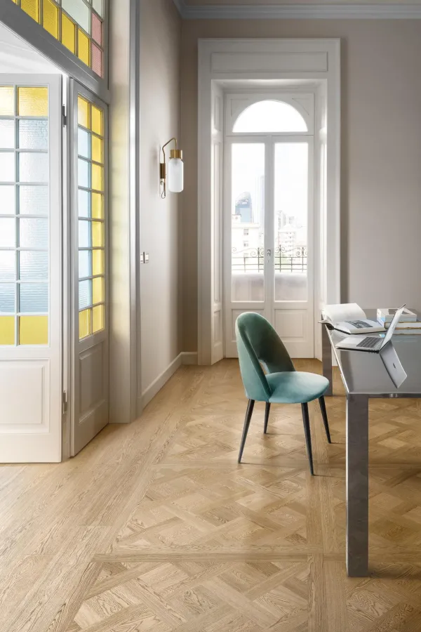 Espacio de la casa con azulejos efecto madera en tonos cálidos, colección Intrecci de Marazzi