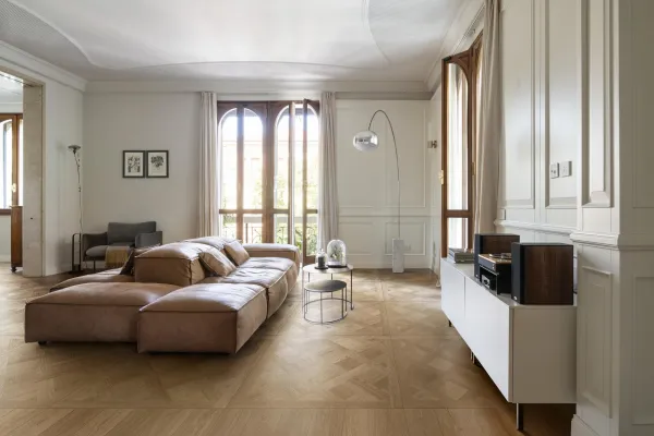 Espacio de la casa con azulejos efecto madera en tonos cálidos, colección Intrecci de Marazzi