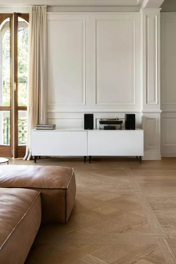 Espacio de la casa con azulejos efecto madera en tonos cálidos, colección Intrecci de Marazzi