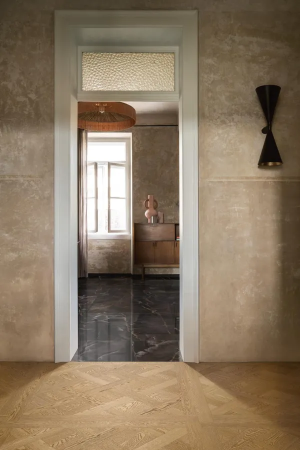 Espacio de la casa con azulejos efecto madera en tonos cálidos, colección Intrecci de Marazzi