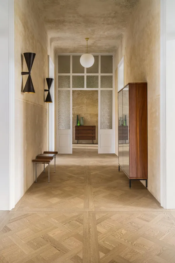 Espacio de la casa con azulejos efecto madera en tonos cálidos, colección Intrecci de Marazzi