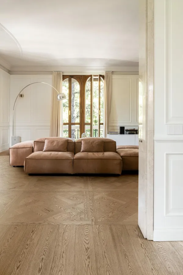 Espacio de la casa con azulejos efecto madera en tonos cálidos, colección Intrecci de Marazzi