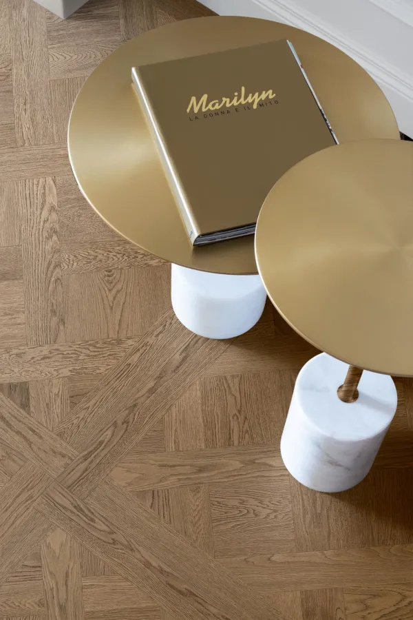 Espacio de la casa con azulejos efecto madera en tonos cálidos, colección Intrecci de Marazzi
