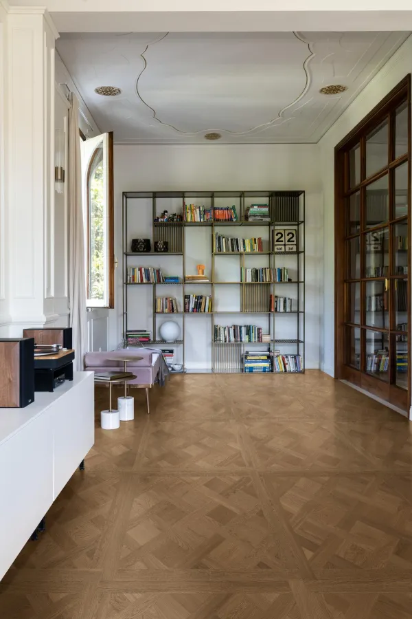 Espacio de la casa con azulejos efecto madera en tonos cálidos, colección Intrecci de Marazzi