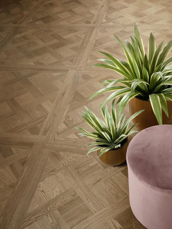 Espacio de la casa con azulejos efecto madera en tonos cálidos, colección Intrecci de Marazzi