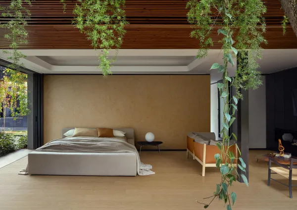 Espacio de la casa con azulejos efecto madera en tonos cálidos, colección Intrecci de Marazzi