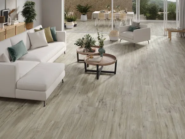 Espacio de la casa con azulejos efecto madera en tonos neutros, colección Irati de Durstone