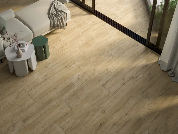 Espacio de la casa con azulejos efecto madera en tonos cálidos, colección Irati de Durstone