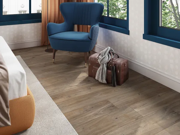 Espacio de la casa con azulejos efecto madera en tonos cálidos, colección Irati de Durstone