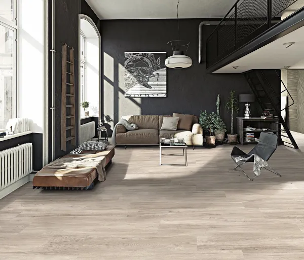 Espacio de la casa con azulejos efecto madera en tonos neutros, colección Irati de ITT