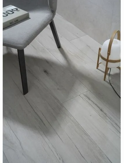 Espacio de la casa con azulejos efecto madera en tonos neutros, colección Jackson de Peronda