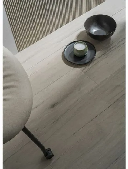 Espacio de la casa con azulejos efecto madera en tonos neutros, colección Jackson de Peronda
