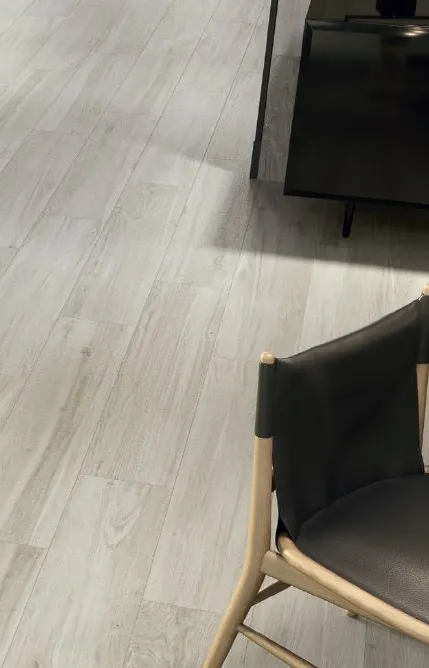 Espacio de la casa con azulejos efecto madera en tonos neutros, colección Lakeview de Colorker