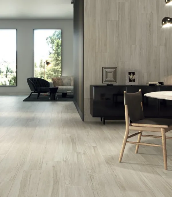 Espacio de la casa con azulejos efecto madera en tonos neutros, colección Lakeview de Colorker