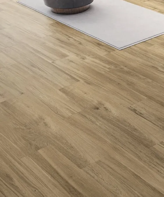 Espacio de la casa con azulejos efecto madera en tonos cálidos, colección Lakeview de Colorker