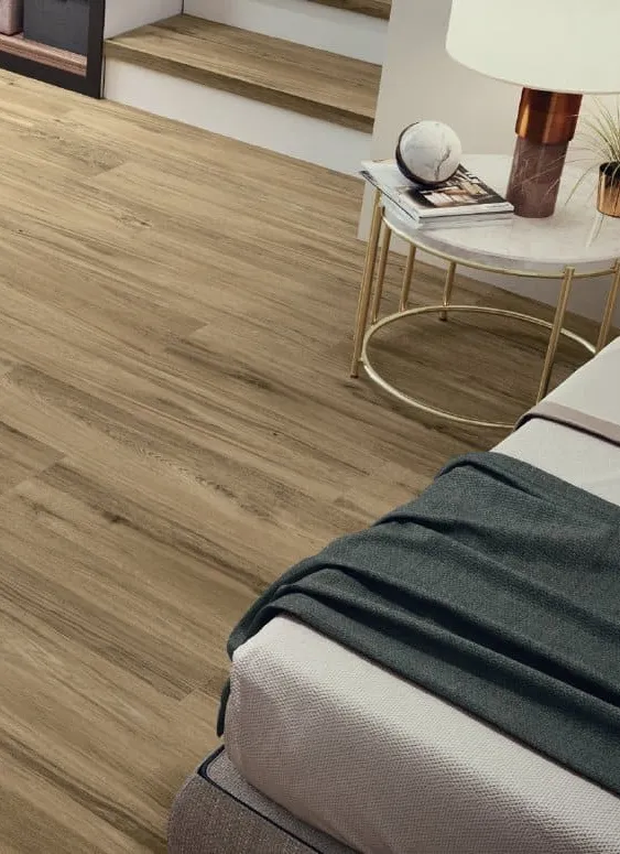 Espacio de la casa con azulejos efecto madera en tonos cálidos, colección Lakeview de Colorker