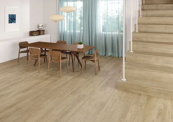 Espacio de la casa con azulejos efecto madera en tonos cálidos, colección Lenk de Peronda