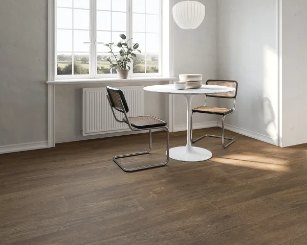 Espacio de la casa con azulejos efecto madera en tonos cálidos, colección Lenk de Peronda