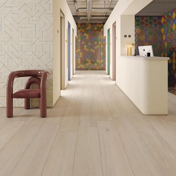 Espacio de la casa con azulejos efecto madera en tonos cálidos, colección Lignum de Vives