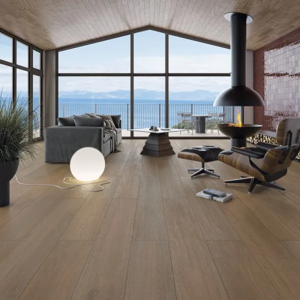 Espacio de la casa con azulejos efecto madera en tonos cálidos, colección Lignum de Vives