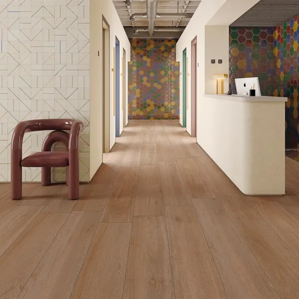 Espacio de la casa con azulejos efecto madera en tonos cálidos, colección Lignum de Vives