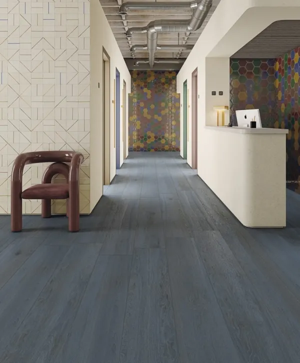 Espacio de la casa con azulejos efecto madera en tonos fríos, colección Lignum de Vives