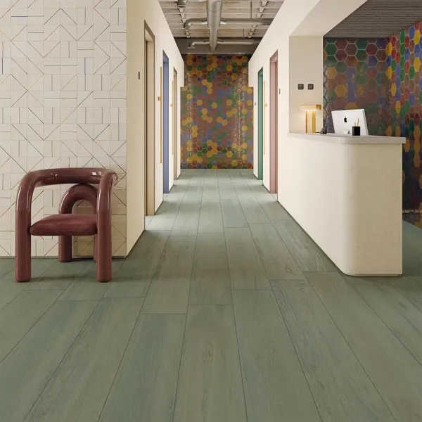 Espacio de la casa con azulejos efecto madera, colección Lignum de Vives