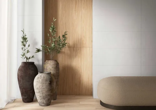 Espacio de la casa con azulejos efecto madera en tonos cálidos, colección Linewood de TAU ceràmica