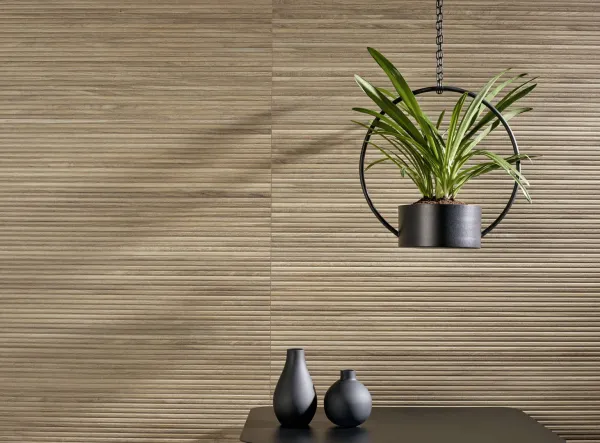 Espacio de la casa con azulejos efecto madera en tonos cálidos, colección Linnear de Colorker