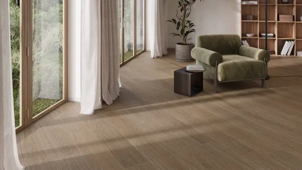 Espacio de la casa con azulejos efecto madera en tonos cálidos, colección Livo de Fanal