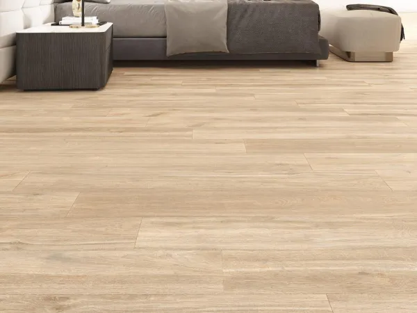 Espacio de la casa con azulejos efecto madera en tonos cálidos, colección Mayari de Metropol