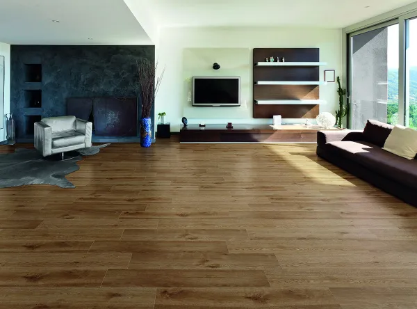 Espacio de la casa con azulejos efecto madera, colección Merbau de STN