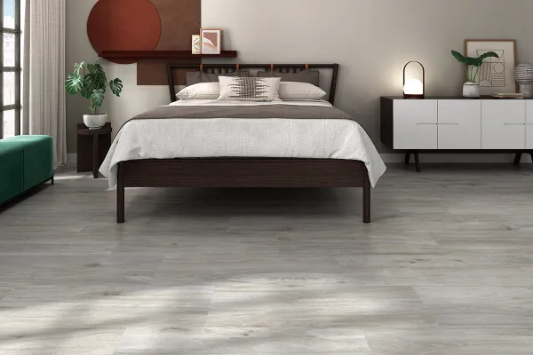 Espacio de la casa con azulejos efecto madera en tonos neutros, colección Meriadoc de Alaplana