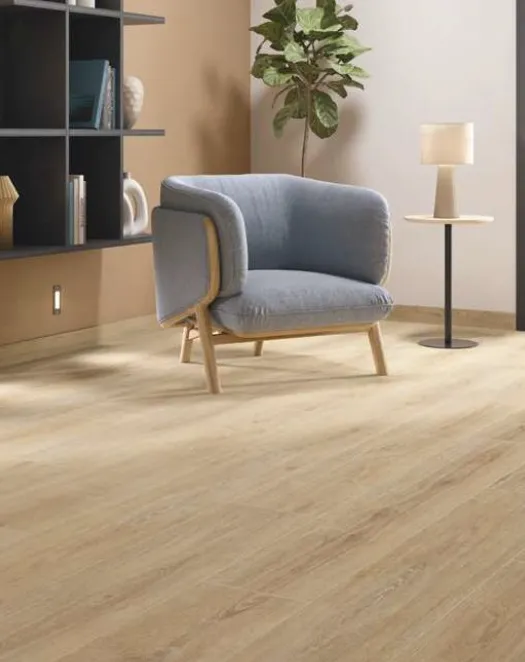 Espacio de la casa con azulejos efecto madera en tonos cálidos, colección Meridiana de STN