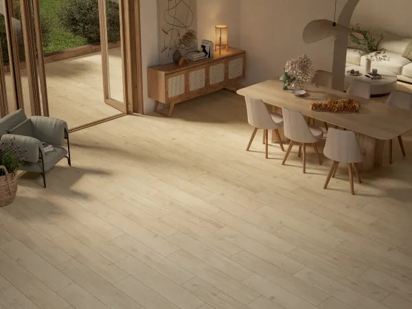 Espacio de la casa con azulejos efecto madera en tonos cálidos, colección Michigan de Durstone