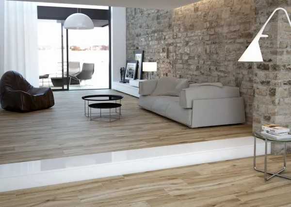 Espacio de la casa con azulejos efecto madera, colección Milena de Argenta